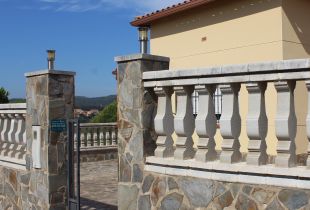 Guerra oberta entre l'Ajuntament de Lloret i els habitatges turístics per les plaques identificatives