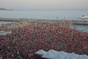 La 'Diverbeach' va aplegar més de 10.000 persones a la platja de Sant Antoni