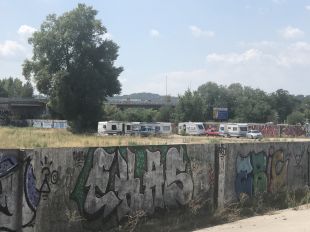 Ocupen amb caravanes el solar de l'antiga Frigorífics del Ter a Salt