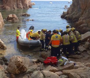 Ferida una dona en saltar al mar des d'unes roques a Sant Feliu de Guíxols
