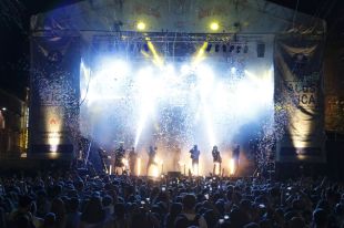 La Pegatina omple a rebentar la Rambla de Figueres la primera nit d'Acústica