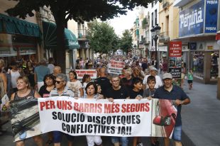 Unes 300 persones es manifesten en contra dels aldarulls a la zona d'oci nocturn de Blanes 