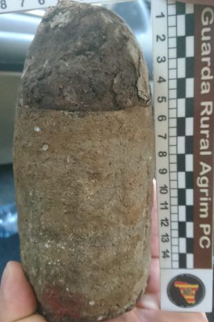  Recullen un projectil d'artilleria del segle XIX a les Planes d'Hostoles 