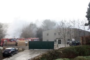 Els bombers treballen en l'incendi en una indústria de fustes a Fogars de la Selva