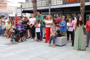 Unes 200 persones es concentren a Platja d'Aro en rebuig a la violació múltiple a una turista
