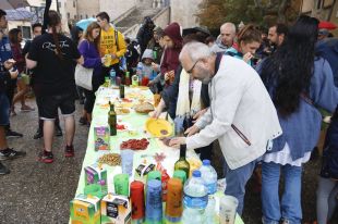 Unes cinquanta persones esmorzen sota la pluja en un acte popular de la Diada a Girona
