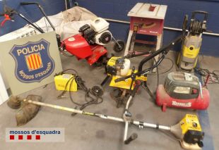 Dos detinguts mentre robaven 25 metres quadrats de gespa artificial a Olot