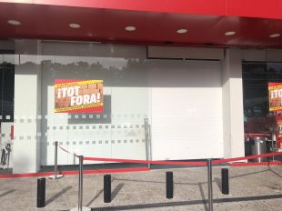 Encasten una furgoneta contra un centre comercial de Girona i roben telèfons mòbils
