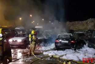 Cremen dotze vehicles en un incendi en una empresa de grues a la Jonquera