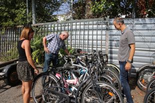 Girona i l’Institut Narcís Xifra col·laboren en una iniciativa per restaurar bicicletes abandonades