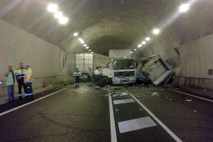 Tallat l'eix Vic-Olot per un xoc frontal en un túnel que precedeix el de Bracons