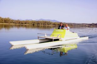 Arriba a Banyoles el primer catamarà elèctric per fer entrenaments i competicions a l'Estany