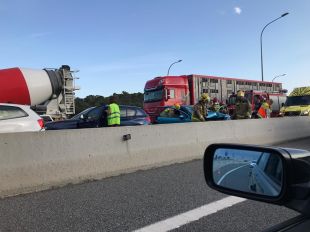 Diversos ferits en dos accidents encadenats amb sis vehicles implicats a l'A-2 a Fornells