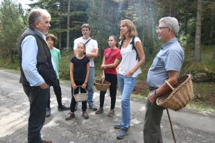Campelles s'omple de cotxes i caçadors el primer dia de temporada de bolets