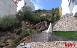 La pluja desprèn una roca de grans dimensions a la urbanització de Puig Rom a Roses