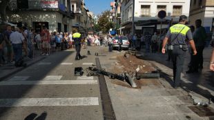 Un cotxe s'emporta dos fanals, una jardinera, una pilona i un semàfor a Blanes