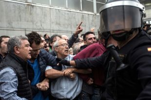 Demanen investigar almenys 13 guàrdies civils per l'1-O a Aiguaviva i Sant Julià 
