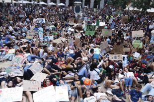 Més de 5.000 persones omplen els carrers de Girona en contra del canvi climàtic 