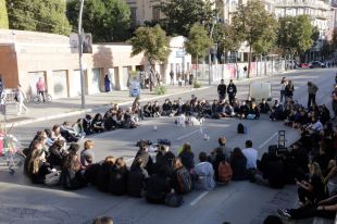 Els manifestants decideixen mantenir la mobilització davant la subdelegació de l'Estat a Girona