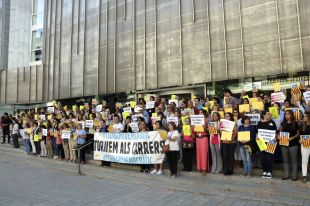 Uns 300 treballadors de la Generalitat es concentren per commemorar l'1-O