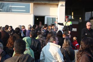Desallotgen la piscina de Salt per un lleu esfondrament a la graderia durant una competició