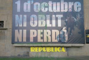 Malmeten un mural en record de l'1-O amb el lema 'Ni oblit ni perdó' a Olot