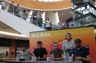 Manel rep centenars de seguidors en la firma del seu nou dic al Fnac de l'Espai Gironès