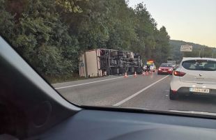 Bolca el camió d'una bugaderia a la C-66 a Celrà