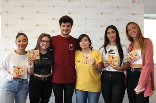 Unes 400 persones assisteixen a la firma de discs de Miki Núñez al Fnac de l'Espai Gironès