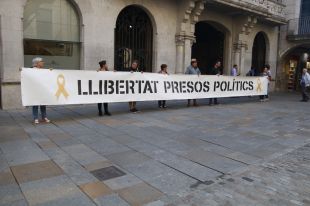 Treballadors municipals de Girona despleguen la pancarta en favor dels presos polítics