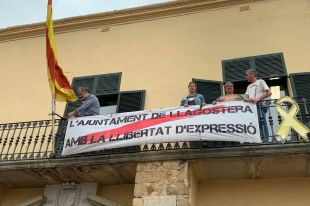 Llagostera recorre el requeriment de treure pancartes i símbols de l'Ajuntament