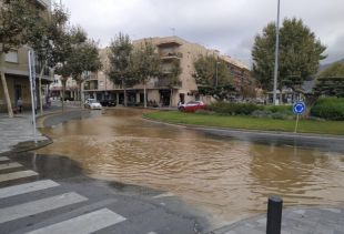 Una fuita en el sistema d'aigua de Roses inunda algunes places i carrers