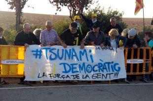 Funcionaris judicials arriben a la presó de Figueres per comunicar a Bassa la sentència