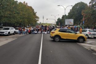 Tallades una desena de carreteres en protesta per la sentència del Procés