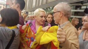 Una parella es planta amb una bandera espanyola en plena manifestació independentista a Girona