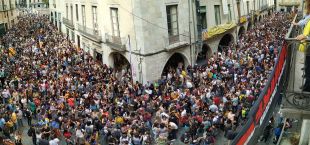 8.000 persones es concentren a la Plaça del Vi de Girona en contra de la sentència del Procés