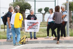 Unes quaranta persones i funcionaris de la presó de Figueres es concentren en suport a Bassa