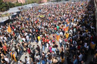 Milers de persones es concentren davant de l'estació del TAV a Girona