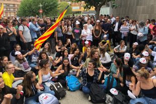Mig miler de concentrats davant els jutjats de Figueres per rebutjar la sentència del Procés