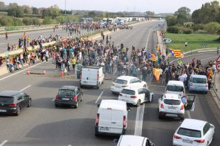 Els manifestants tallen l'AP-7 en els dos sentits de la marxa a Girona Sud