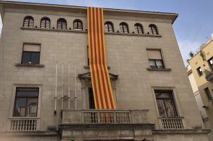 Figueres retira la bandera espanyola de l'Ajuntament per la sentència del Procés