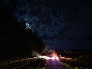 Tallen la C-65 a Cassà de la Selva per la crema de fustes al mig de la carretera