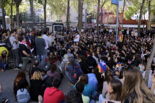 Centenars concentrats als Jutjats de Girona donen suport a tres activistes de l'Espai Antiracista