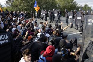 Mossos i Policia Nacional desallotgen el tall de l'AP-7 a Girona Oest 