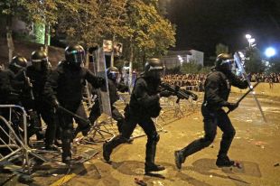 Batalla campal a la Subdelegació de Girona entre manifestants, Mossos i Policia Nacional