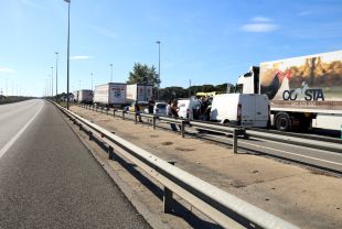 Desenes de conductors atrapats a l'A-2 per la 'Marxa per la Llibertat' a Girona