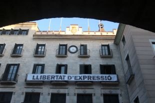La junta electoral recula i permet a l'Ajuntament de Girona penjar la pancarta 'Llibertat d'expressió'