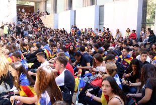 Els estudiants ocupen el pati del rectorat de la UdG per reclamar que se suspenguin les avaluacions