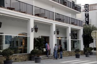 Investiguen una parella trobada morta a trets en un hotel de Cadaqués 