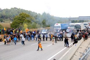 Unes 200 persones tallen l'AP-7 a Medinyà per la vaga general